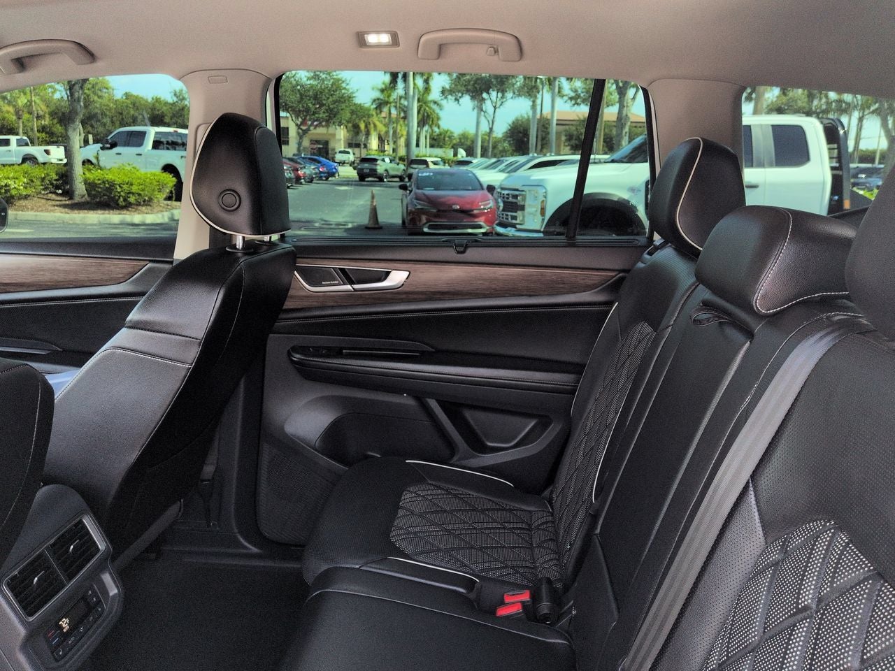 2024 Volkswagen Atlas 2.0T SEL Premium R-Line
