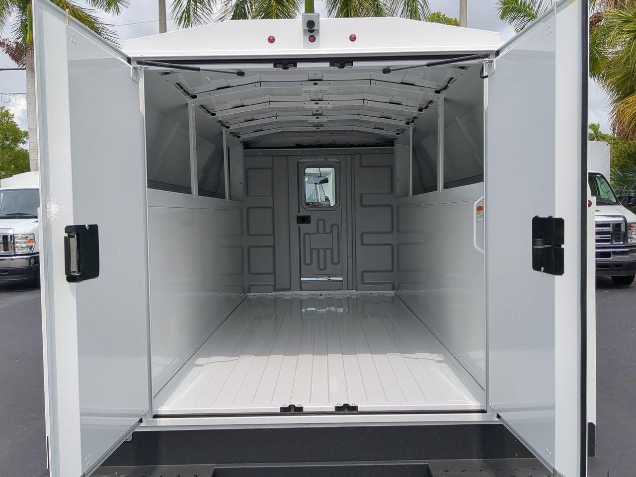 2025 Ford E-350SD Base Cutaway