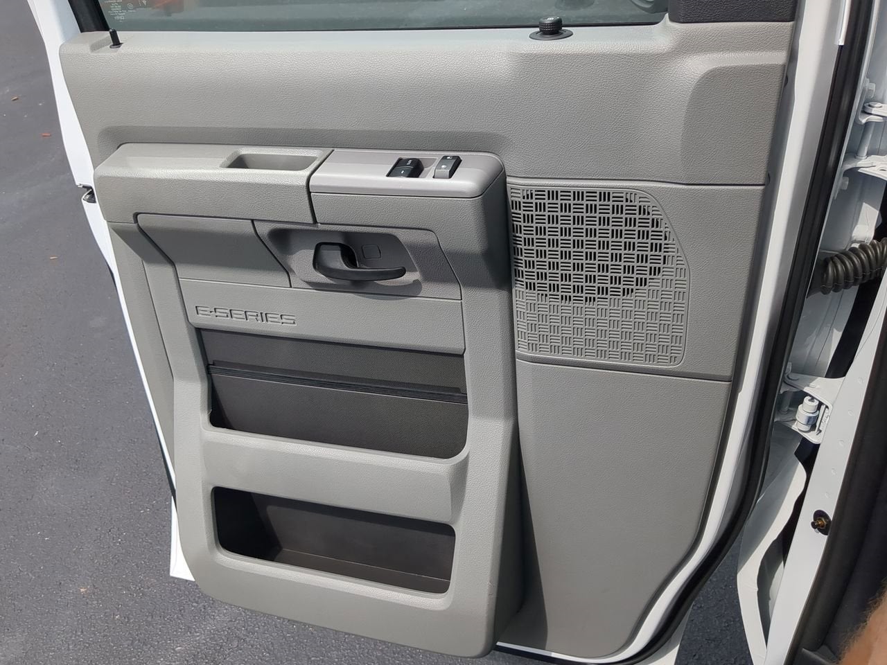 2025 Ford E-350SD Base Cutaway