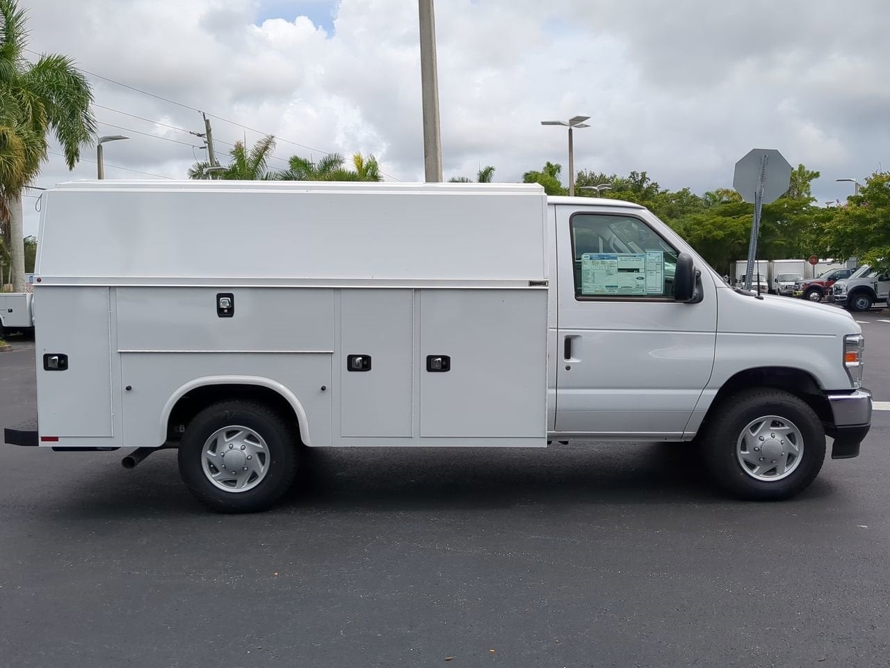 2025 Ford E-350SD Base Cutaway