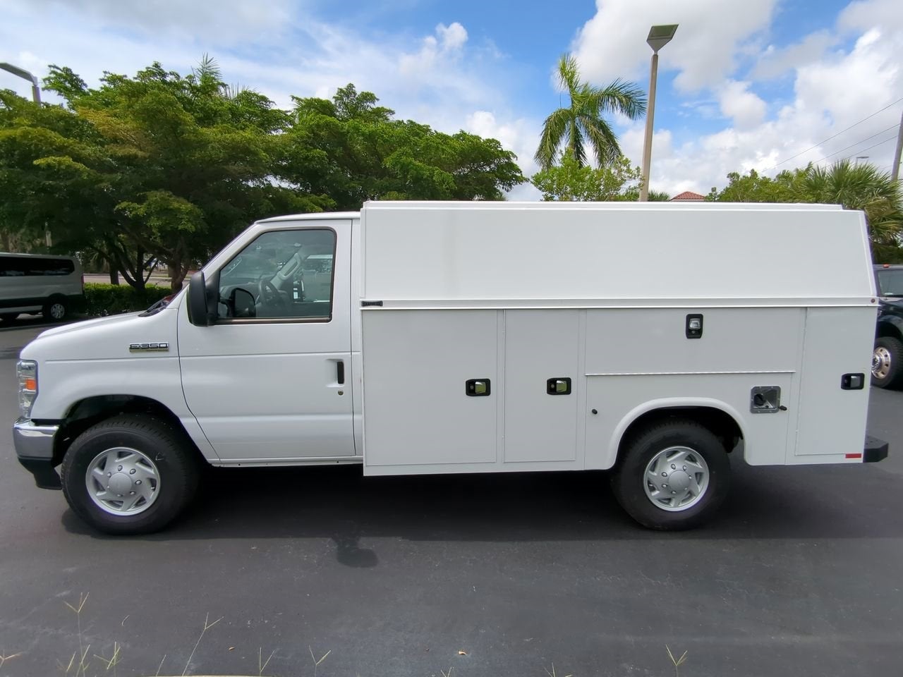 2025 Ford E-350SD Base Cutaway