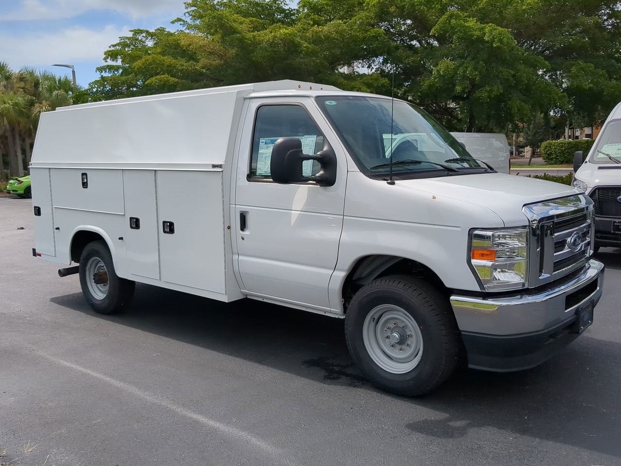 2025 Ford E-350SD Base Cutaway