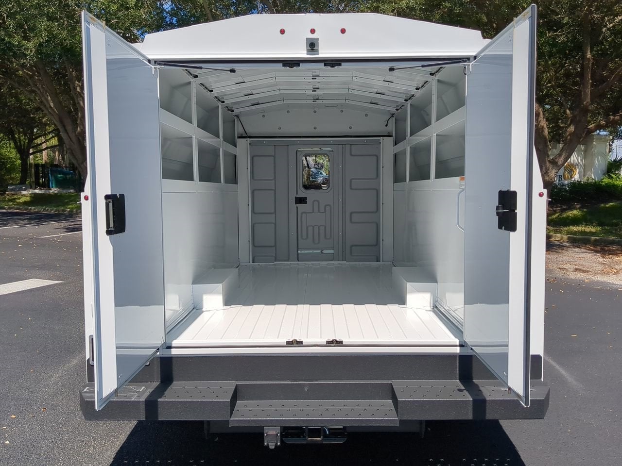 2025 Ford E-350SD Base Cutaway