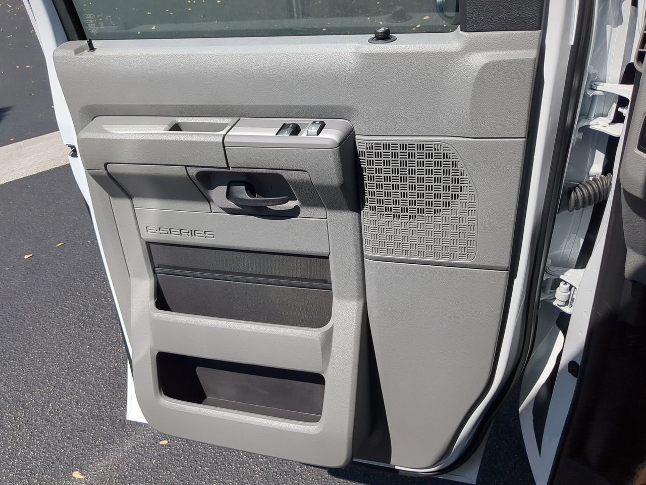 2025 Ford E-350SD Base Cutaway