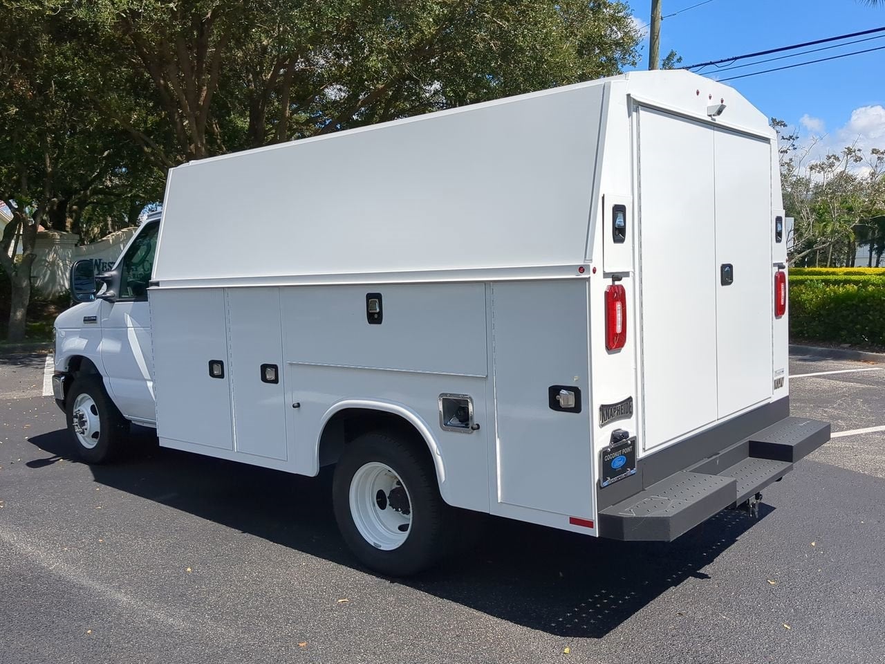 2025 Ford E-350SD Base Cutaway